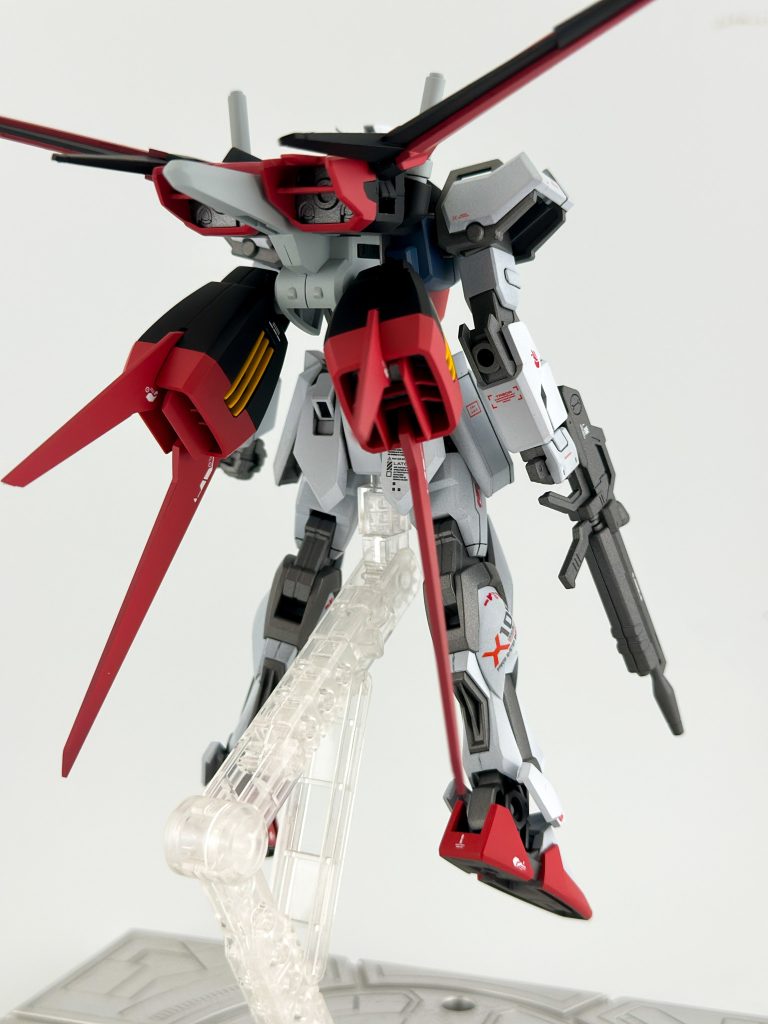 背面。スラスター内部も適当にモールドが入っているため塗分けだけしました。下部スラスターのスタビライザー(?)はフラッグを落として整えるだけでかなりシャープになります。テールスタビライザー先端だけ合わせ目を消して、下部スラスターなどは段落ちにしています。