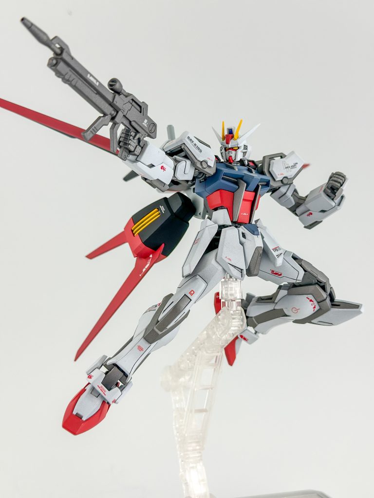 以前ストライクを投降した際、撮影中にアンテナが折れていてある写真とない写真が混在していたのですが、譲っていただいたパーツに置き換えました。今回は折ることなく撮影を終えられてほっとしています。