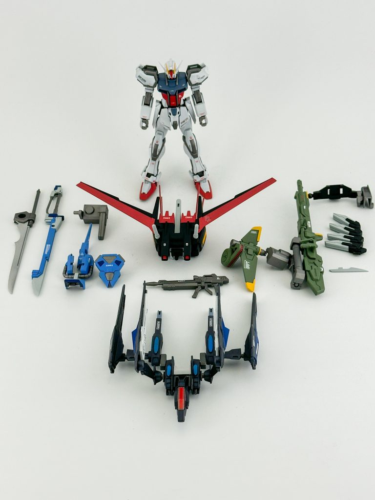 以前制作したオリジナルのストライカーと共に全部並べてみました。本体込みで¥4000に迫る価格にはなりますが満足のいく仕上がりになっていると思います。特にソードやランチャーにもできる点とパックの自由度が高く、オリジナルを制作する軸にも使えると思うので見つけたら購入してみてはいかがでしょうか。最後まで見ていただきありがとうございました!!