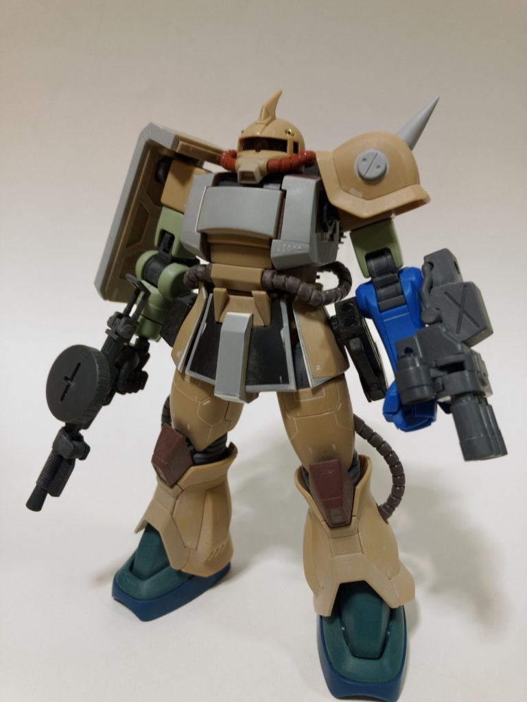 頭部のバルカンは真鍮線に変更。胸部はプラ板を貼り付けボリュームアップしスカートのラインも変更。モノアイは電飾してます。