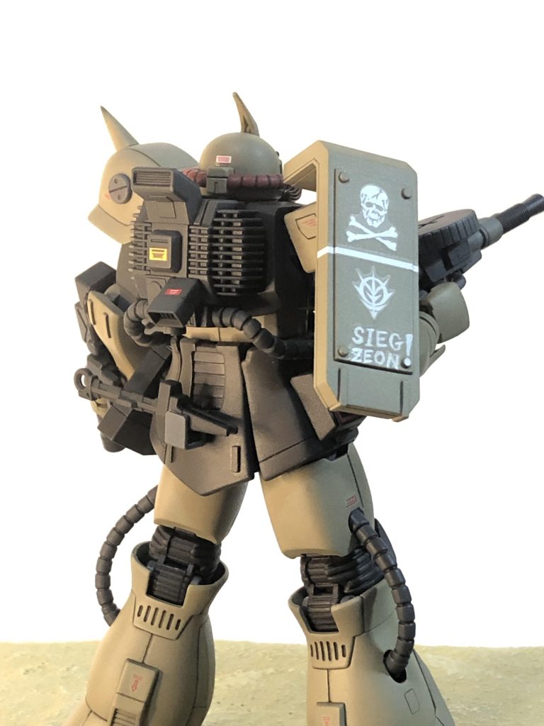 右腕はリバイブザク使用。シールドにプラ板で追加装甲再現。