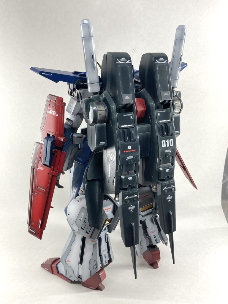 作成中に電気ストーブ前で乾燥せようとしたら、大気圏突入したようなふにゃふにゃ状態になってしまいリカバリを試みた結果ゴテゴテしただけのモノになってしまったバックパック。