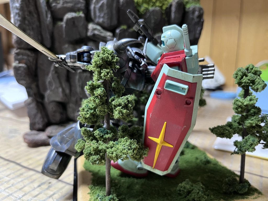 ズゴックがジムのお腹を貫通させたように、グフでもお腹を貫通させました。刀を持ってるのに機関銃指で貫通させるところがかっこいいでしょ。