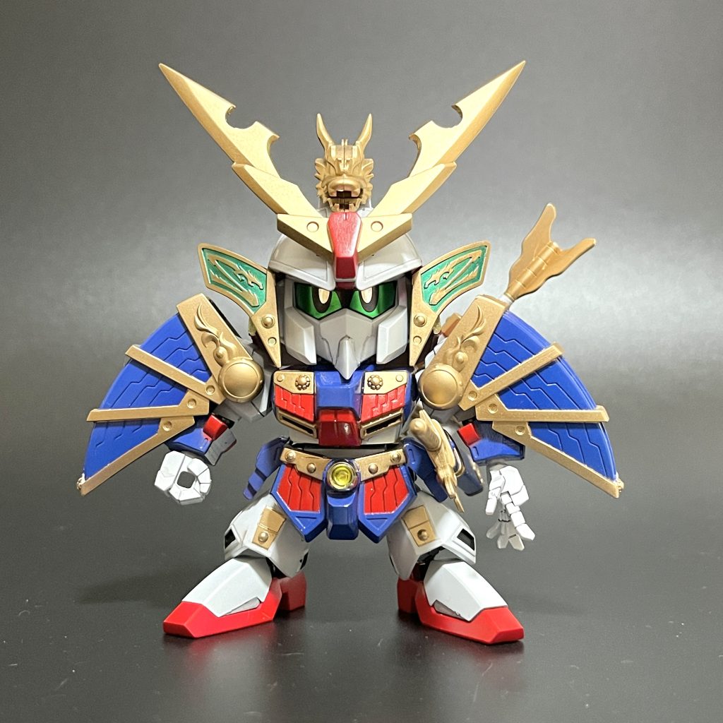 精太本体正面。・足首に関節を仕込み設置性と可動域の向上を向上しています・アゴをパテ延長・腰稼働化。胴体と腰を切断（ケンタウロス形態のため)・腰のガン玉はクリアパーツ化・腕部に関節を仕込み稼働化。手のひらは「EXスタンダード：トライバーニングガンダム」から移植・龍の頭飾り：ツノをシャープ化