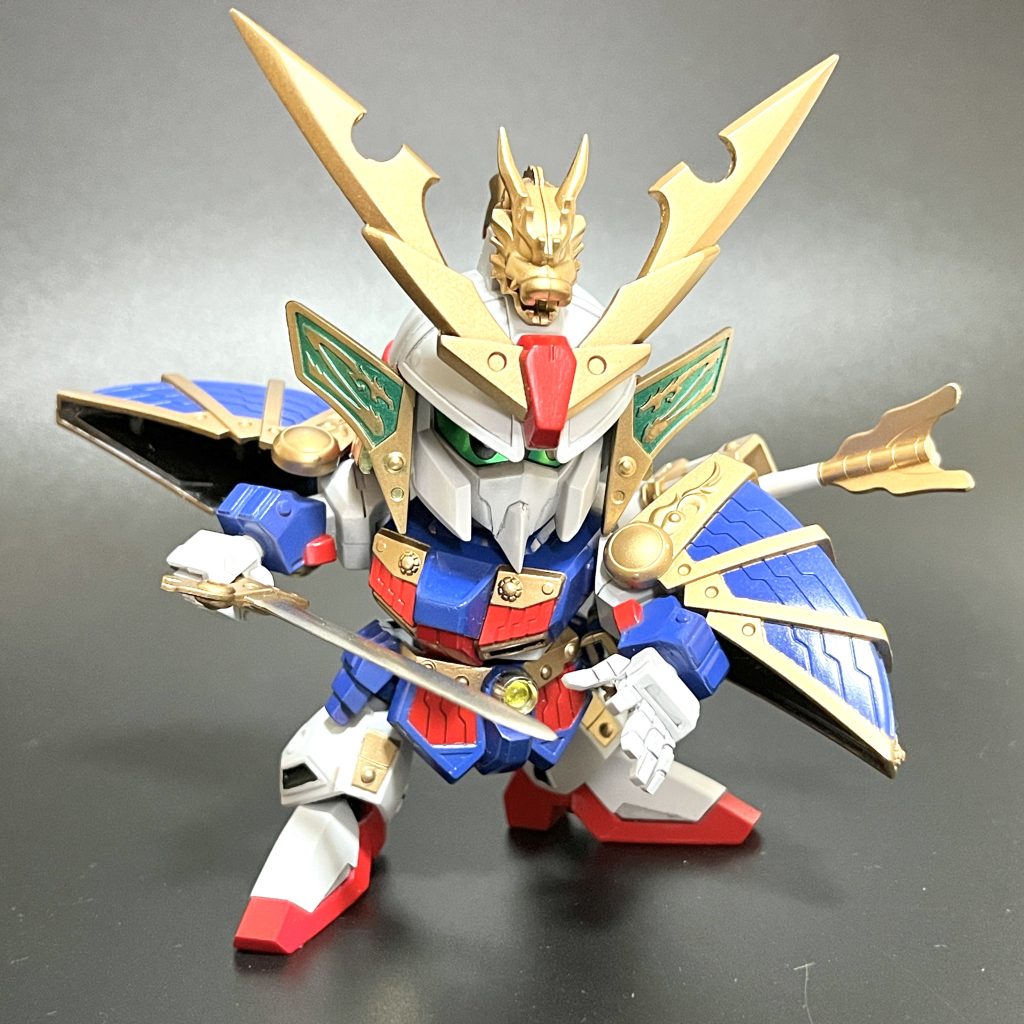 アクション！腰と腕の稼働化でポージングもキマるようになりました！ちなみに今回、ゴールドはMr.カラー「スーパーリッチゴールド」を使用。今まで水性ホビーカラーがメインで、ラッカーは初なのですが、発色がスバラシイ！！今後メタリック系はラッカーオンリーかな^^