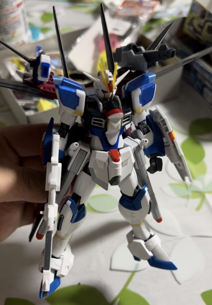 そこから足を2.5mm延長して首をだいたい1mmくらい縮めてこうなりましたこの時点でもまだフリーダムの面影が残ってたんで正直色塗るまでは不安でしたね……