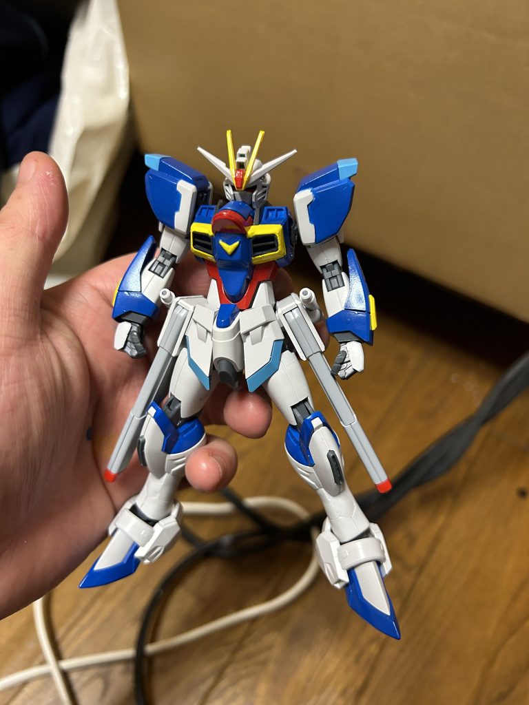 塗装を1回ミスって足と胸のパーツの色を間違えました……ただこの段階でやっとフリーダムの面影が消えたのでめちゃくちゃ嬉しかったです！