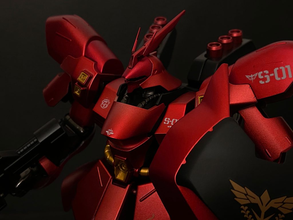 腰から上のアップ。モノアイもシルバー→クリアグリーンで塗っているのですが全然見えていませんね...。兜部分の緑色は良い塗装方法が思いつかなかったので塗らずにそのままにしました。(今考えるとマスキングでできたかも)