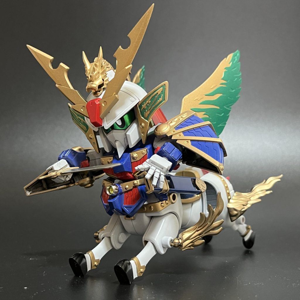 そして！これをやりたかった！「麒麟児すぺしゃる」！！「麟(リーン)の翼」は、「HGBF スタービルドストライクガンダム」の「プラフスキーウィング」というヤツを拝借。塗り分けマスキングが非常に大変でした汗足に付けた装飾は「HGBF トライバーニングガンダム」のエフェクトパーツを利用。ヤフオクとかメルカリで購入しました。