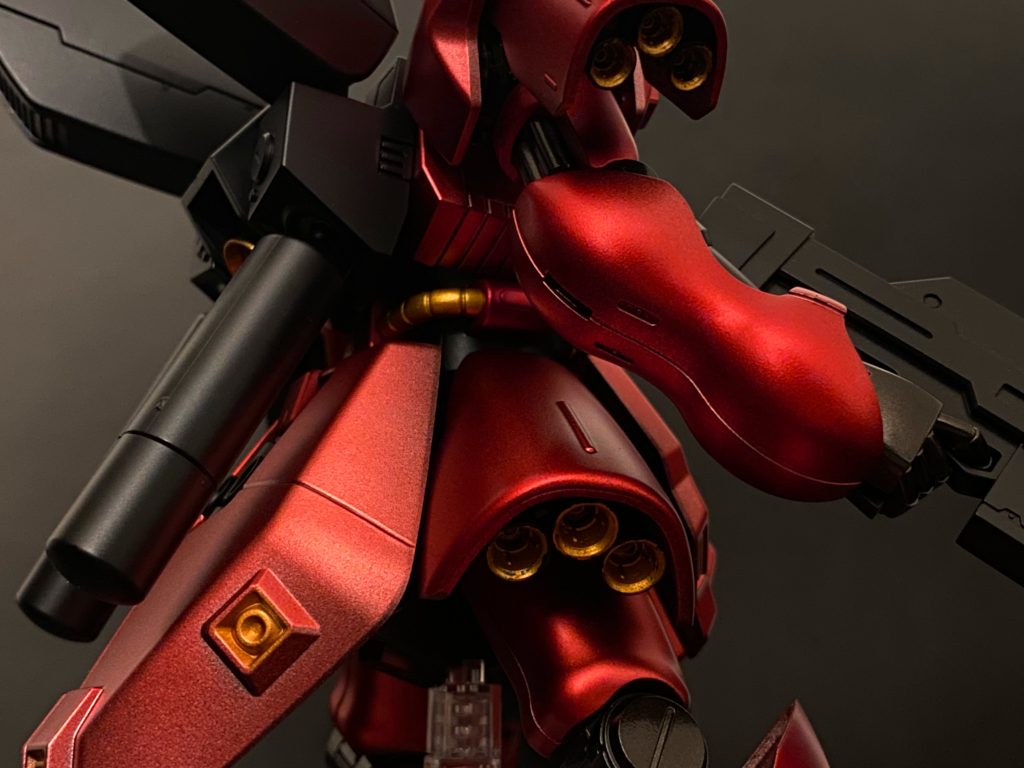 斜め後ろから。重量感が伝わる良いキットです。バーニア内部は筆でゴールドを塗装したのですが、想像以上に難しくてかなり雑な仕上がりになってしまいました。