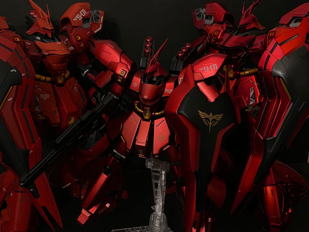 おまけで我が家のサザビーを集めて1枚。スペシャルコーティングももちろん魅力的ですが、並べてみるとマットキャンディ塗装ならではの質感がわかりますね。年内には積んでるRGサザビーも作って4人兄弟にしてあげたいです。RGはどんな塗装にするか、考えるだけでも楽しいですね。最後までご覧いただきありがとうございました！