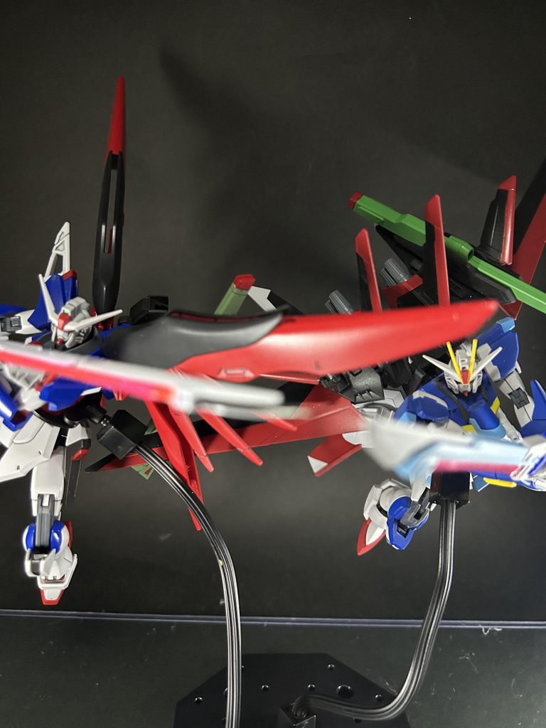 同時攻撃的なポージングも映ますねぇ……