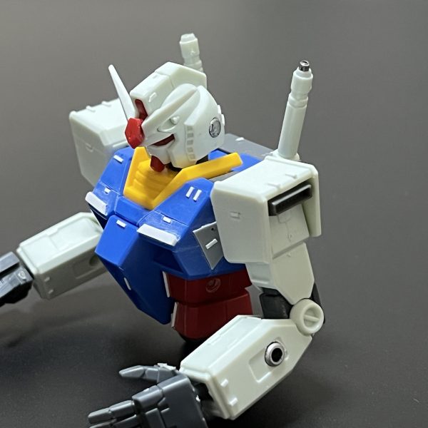 新たに「EGガンダム」を作り始めました。新しい改造パーツや工具を入手すると、試しにこのキットで練習することが多いです。これまでも「EGガンダム」はいくつかアップしてきていますが、今回新たなチャレンジとして・シールド基部のスライド機構 + スイング機構・足裏のバーニアの別パーツ化・ビームサーベル基部のディテールアップなどを行っています。スジボリ、プラ板ディテール追加などが完了し、そろそろ塗装に入れる段階まで来ました。今回はオーソドックスなトリコロールカラーで仕上げていきたいと思います^^（5枚目）