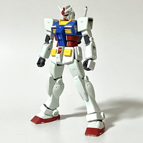 新たに「EGガンダム」を作り始めました。新しい改造パーツや工具を入手すると、試しにこのキットで練習することが多いです。これまでも「EGガンダム」はいくつかアップしてきていますが、今回新たなチャレンジとして・シールド基部のスライド機構 + スイング機構・足裏のバーニアの別パーツ化・ビームサーベル基部のディテールアップなどを行っています。スジボリ、プラ板ディテール追加などが完了し、そろそろ塗装に入れる段階まで来ました。今回はオーソドックスなトリコロールカラーで仕上げていきたいと思います^^（1枚目）