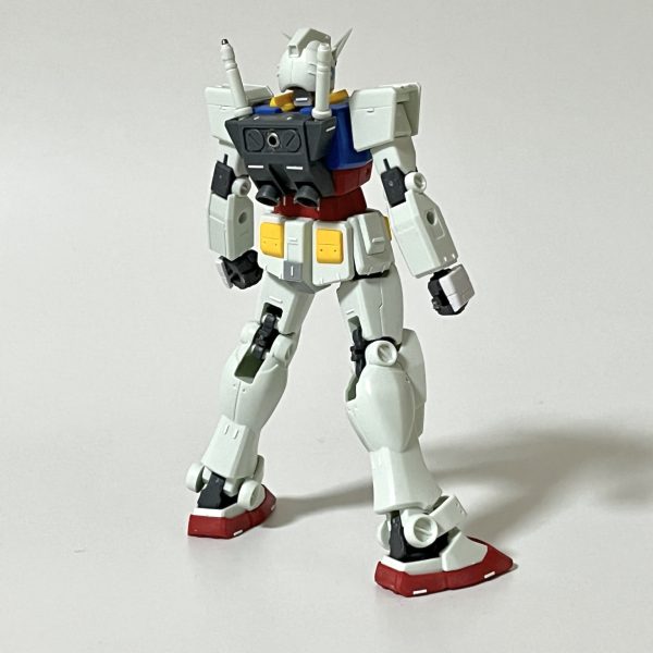 新たに「EGガンダム」を作り始めました。新しい改造パーツや工具を入手すると、試しにこのキットで練習することが多いです。これまでも「EGガンダム」はいくつかアップしてきていますが、今回新たなチャレンジとして・シールド基部のスライド機構 + スイング機構・足裏のバーニアの別パーツ化・ビームサーベル基部のディテールアップなどを行っています。スジボリ、プラ板ディテール追加などが完了し、そろそろ塗装に入れる段階まで来ました。今回はオーソドックスなトリコロールカラーで仕上げていきたいと思います^^（2枚目）