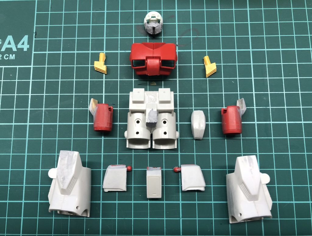①頭部は口先の形状が違うのでパテを使って整形。②肘も形状もポリパテで角張った形に。③バックパックは2ミリ程度幅爪しました。④腰部はRev版の部品を削って旧キットの部品を貼り付けました。