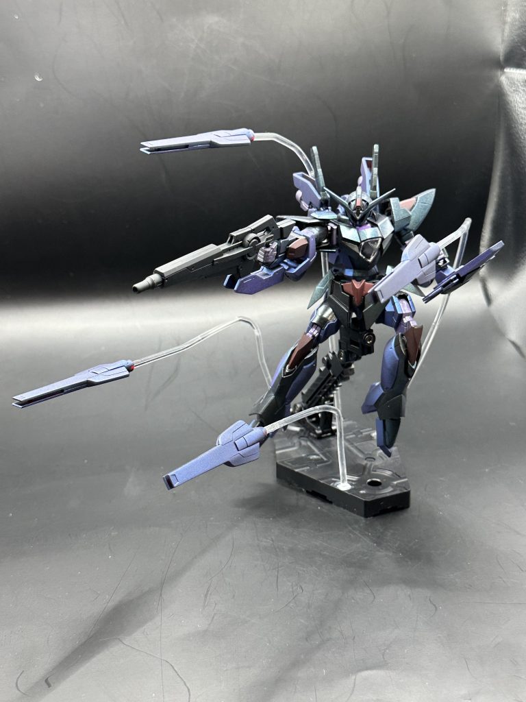 せっかくファンネルあるんだから何とかしたいなぁと、少しネットサーフィンしたところ。タミヤさんから発売されてた透明ソフトプラ材と巡り合う(笑)ファンネルの後ろのスラスターにジャストフィット!(笑)あとは接着剤でしっかりと(笑)