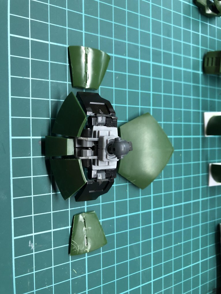 腰部はドム試作実験機を軸にして旧キットを切り離して被せました。