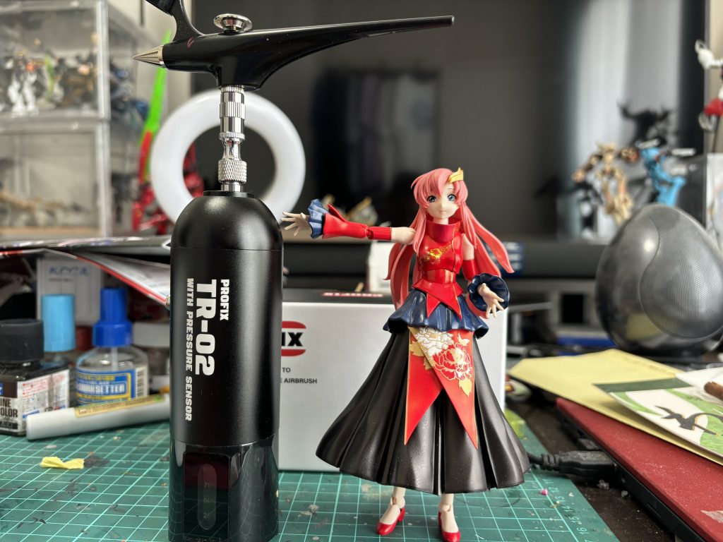 今回初めてガンダムマーカーエアブラシ使ってます。写真は最近買ったコンプレッサーですが、ラクス塗ったのはスプレー缶のやつで塗っております。直接マーカーで塗るよりは綺麗に塗れだと思いますが、まだまだ汚いので今後も練習あるのみと考えます