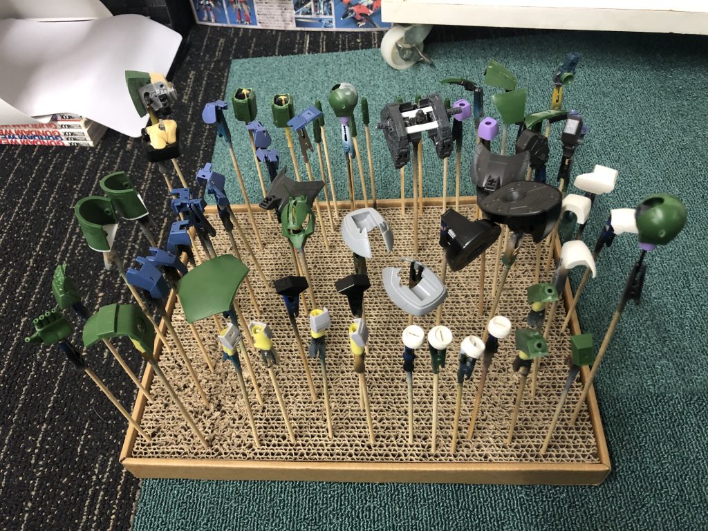 パーツが増え過ぎて塗装が面倒になってしまいました(*_*)