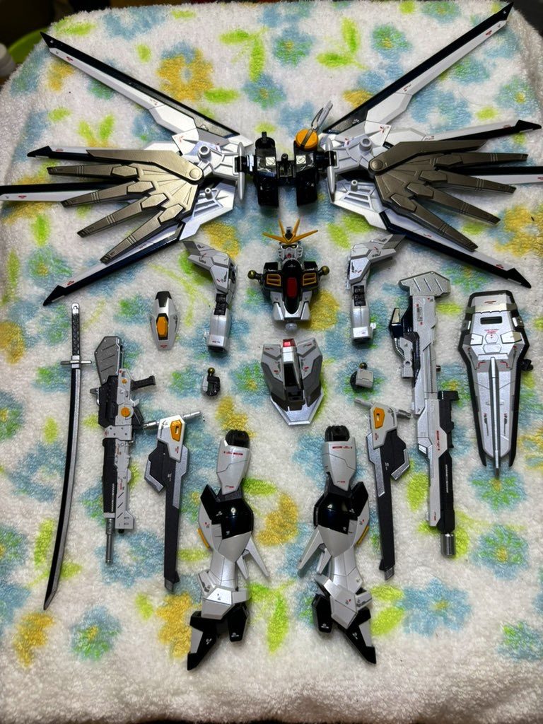 塗装〜コンパウンド磨きまで終わった状態です。パーツはほぼイジってませんが、プラスチック感や軽さは無くなってくれたかなって思います。