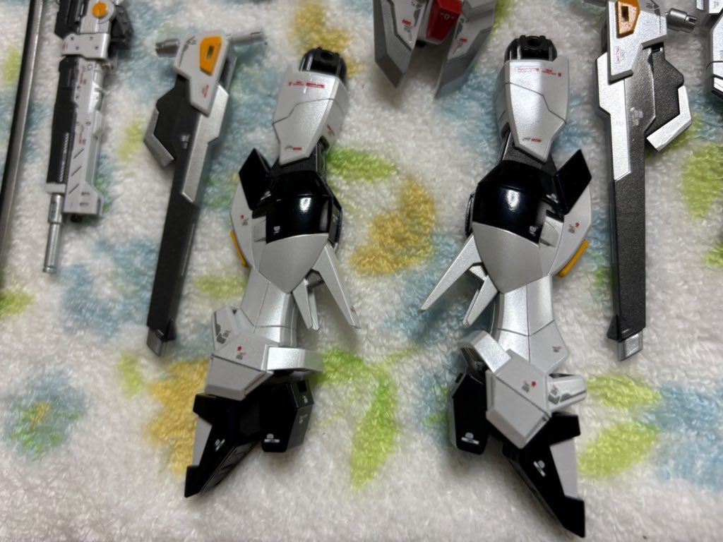 パール塗料とクリアー塗料使ってるので、光の当たり方や角度にやって金属的な反射がありますね。