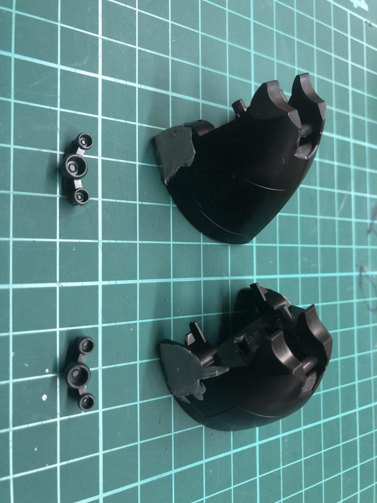 脚部は脹脛部が06Zとは形状が違うので、パテで裏打してから表面を整えて整形しました。ついでに余ってたゲルググのバーニアを裏側に貼り付け。