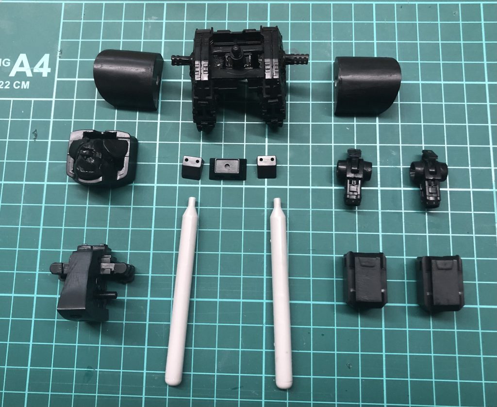 肩カバーは上腕とは独立させて、腕部にはRGジオングの関節を埋込。腹部にはHGドムの部品を使用しました。