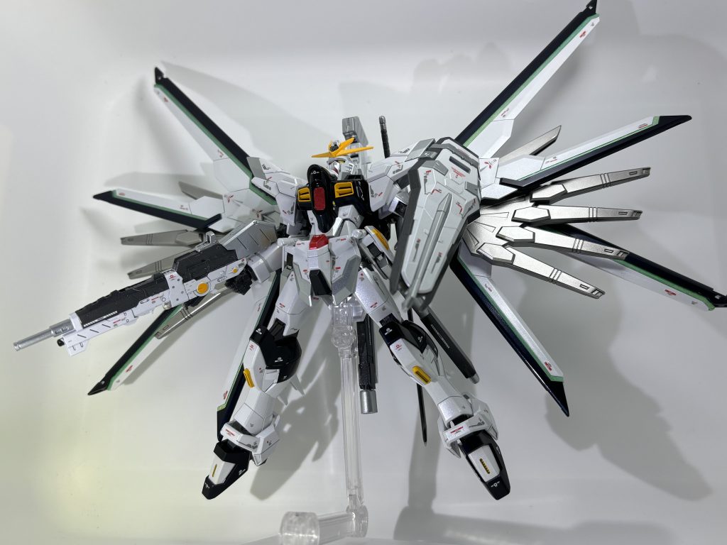 SEEDで印象的だった舞い降りる剣ポーズ☺️備忘録がてら、今回使った塗料のカラーチャート的な物をば…白・ホワイト8:シルバー2→クリアーシルバー1:ダイヤモンドシルバー:1→ムーンストーンパール紺・プリズムブルーブラック3回シルバー・ガンクロームグレー・MS連邦グレー赤・GXメタリックレッド黄・オレンジイエロー+イエロー緑・サイコフレームホログリーン全体に光沢クリアー薄く2回、厚めに1回吹いてその後に細目→仕上げ目コンパウンド地味にホワイト塗装の工程がめっちゃ手間かかっております。そのおかげか、結構オリジナリティのあるメタリックホワイトになったと思います。最後までご覧になってくださった皆様、ありがとうございました!!