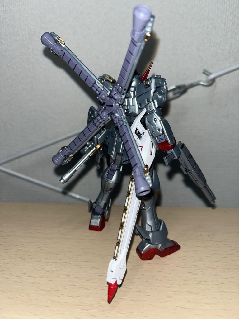 ツノの先は本来白色ですが、好みで金色に。クジャクも好みで一部ロイヤルレッドで塗ってます。