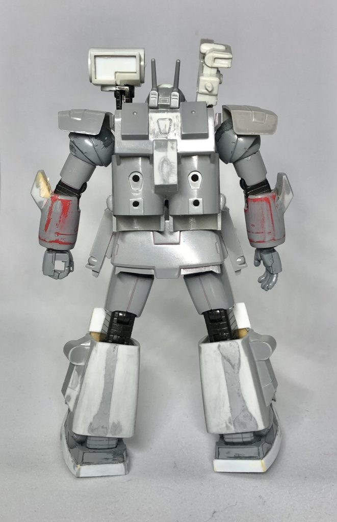 スカート部品のヒレのような形状と、足底もプラ板で成形しました。