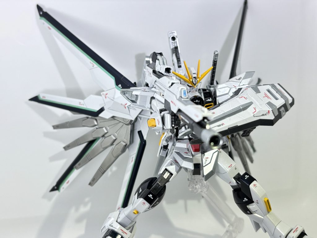 マイティー・ハイパー・バズーカEN消費量、危険性を考慮しオミットされたディスラプター、腹部インパルス砲に変わり新造されたビーム/実弾切り替え可能な大型バズーカ。PS装甲・フェムテク装甲で使用弾を切り替え対応する目的で作られた試作兵器。