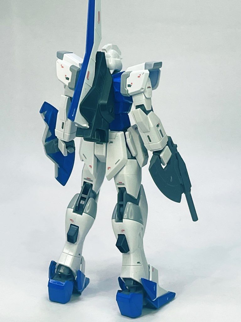 アニメのままだと真っ白なので、膝や肩に明灰白色をとりいれてアクセントつけてみました。