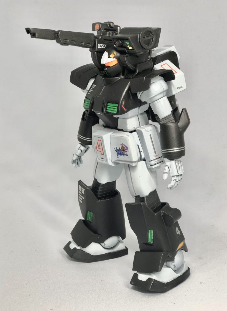 デカールは旧キットの物とガンダム デカールを使用。なるべく赤と銀で揃えるようにしました。