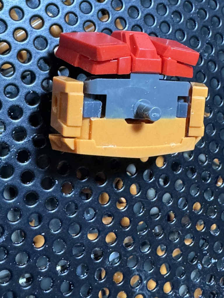 ジムIIIの胴体(バックパック取付位置)は扱い辛いので以前から積んでいたEZ-SR系の胴体を使用。ただ腰の接続が少し違うのでSR腰パーツをベースにしBMのパーツを接着