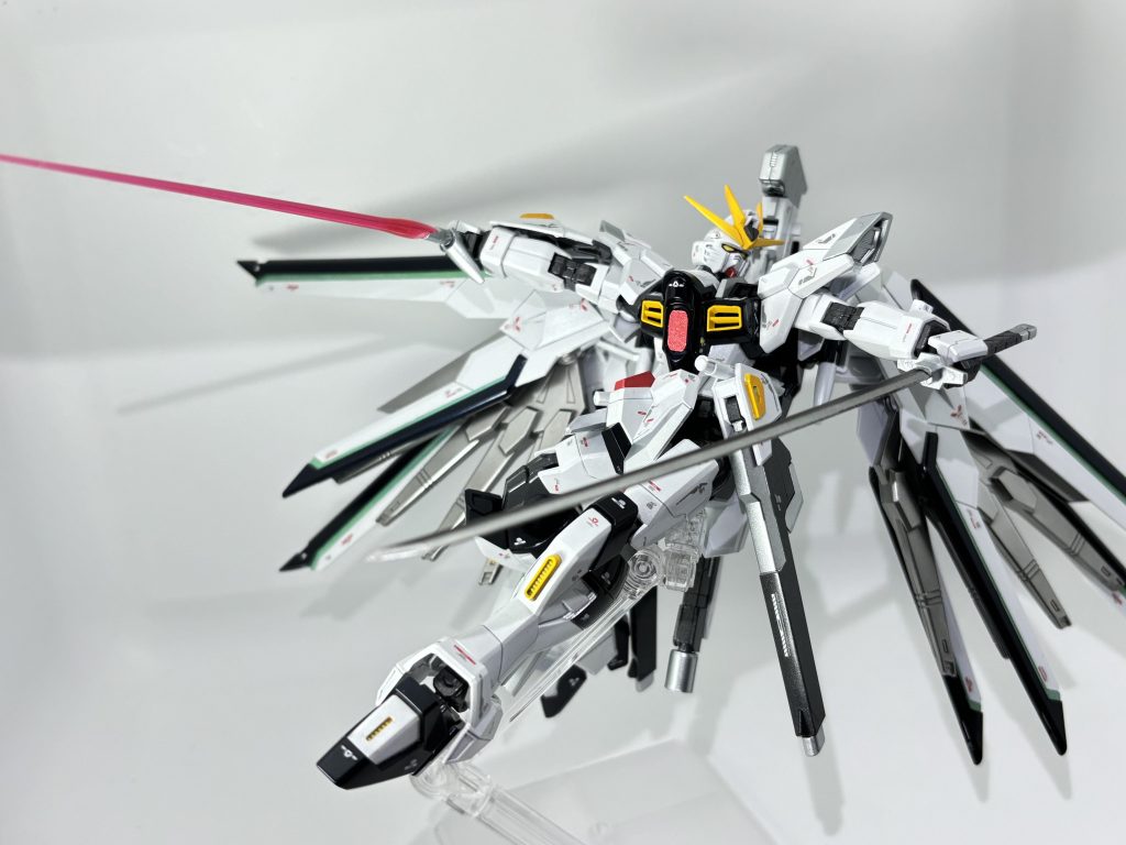 フツノミタマ/ビームサーベル×3近接格闘用兵装。両腰に連結可能なビームサーベル×2、バックパックにはより出力の高い1本と実体剣のフツノミタマが装備されている。