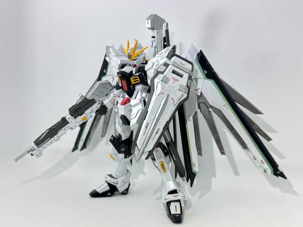 マイフリの青や赤を少なめにし、νガンダムモチーフのカラーで塗装しました。