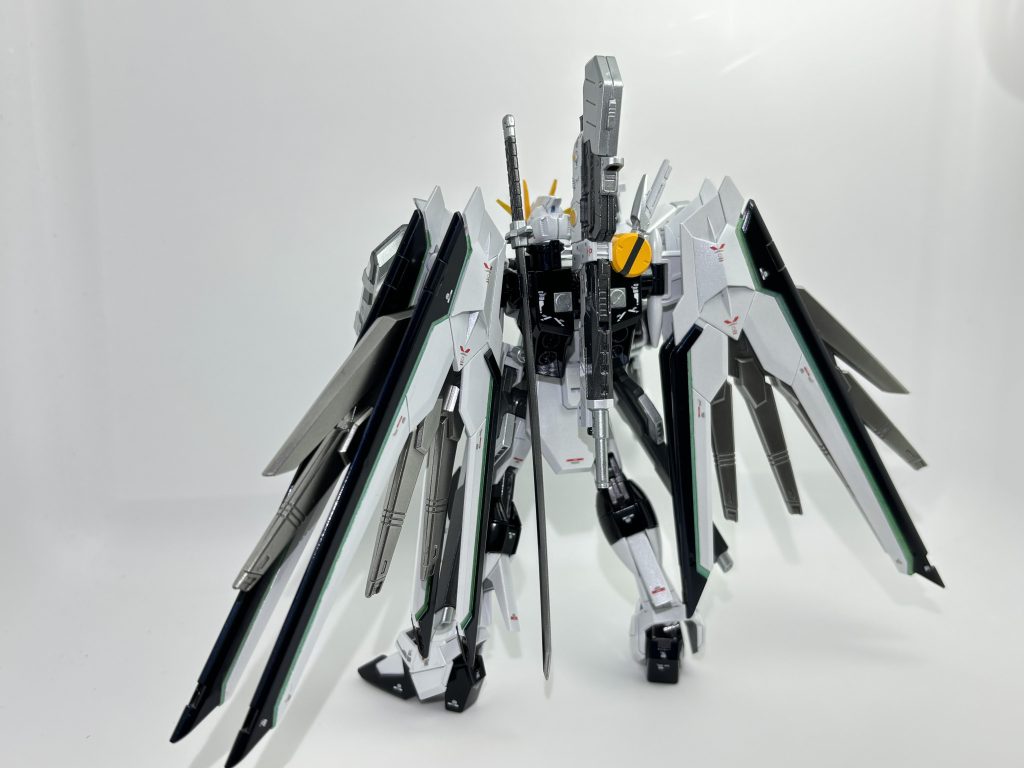 ライフル懸架状態背面バズーカとライフルはネオジム磁石が仕込んであるので、装備していない方はバックパックにマウントしておけます。元ネタのνガンダムと同じようできるようにしました。前後から見た時のシルエットもお気に入りです。