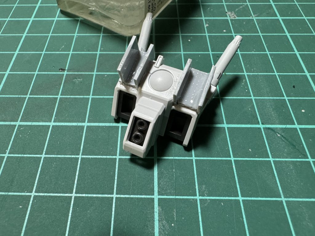 バックパックにはプラ板でウェポンラックを自作嵌め込みタイプの為簡単なコの字組です