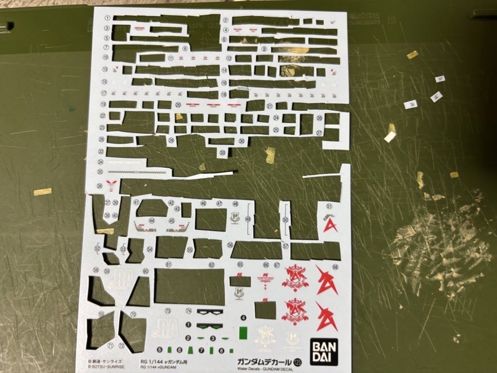 情報量を増やす為にRG νガンダム用のデカールを使ったのですが、貼りすぎって言うくらい貼ってしまった感が…つかれました笑