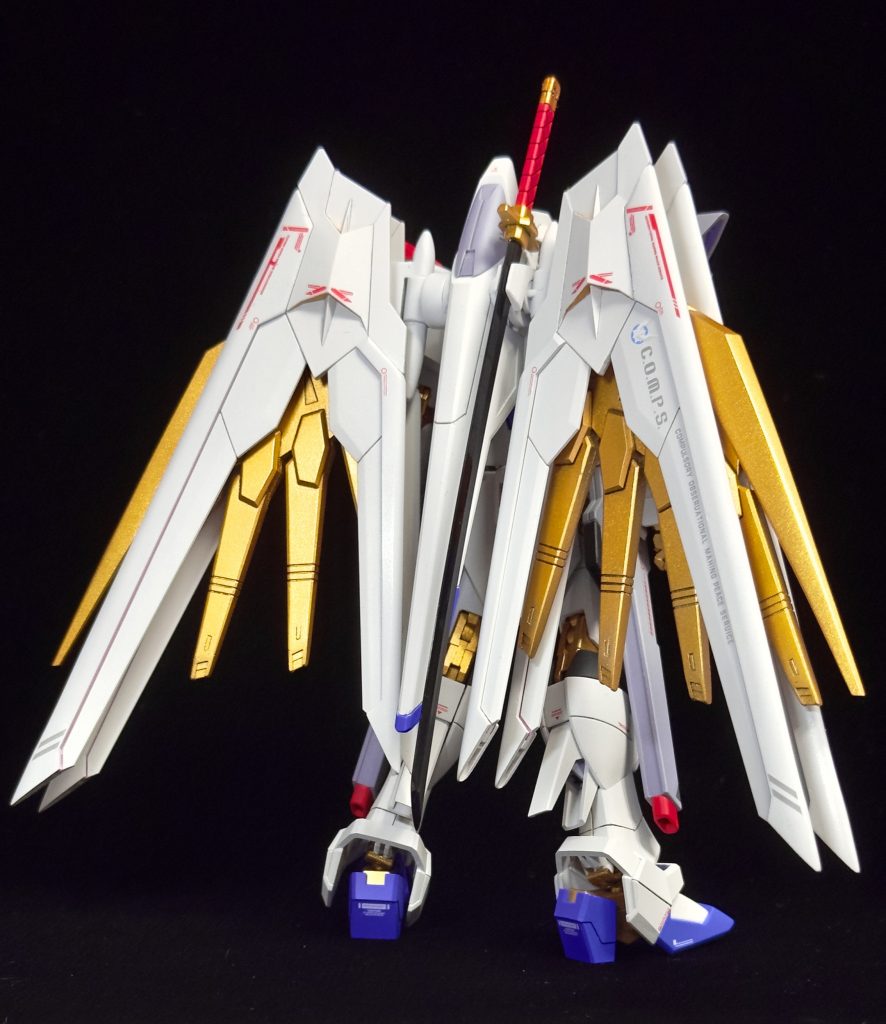 プラウドディフェンダーの展開部分の穴が悪目立ちしてたのでしっかり埋めてます。また金色の部分も稼働するフィンを映像準拠に延長してます。相変わらず脚に重りとして1mm鉛玉を詰めていますが、今回はスペースが少なかったので関節の肉抜き穴にも詰めたりしてます。お陰で極端に足を逸らさなくても自立は安定しています。