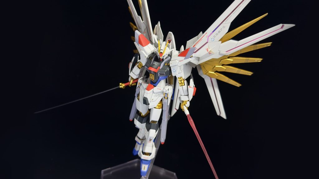 ビームサーベルと実体剣...それも刀との二刀流はガンダムシリーズでも珍しく、素直にカッコいいですね。以下、折角撮ったので↓