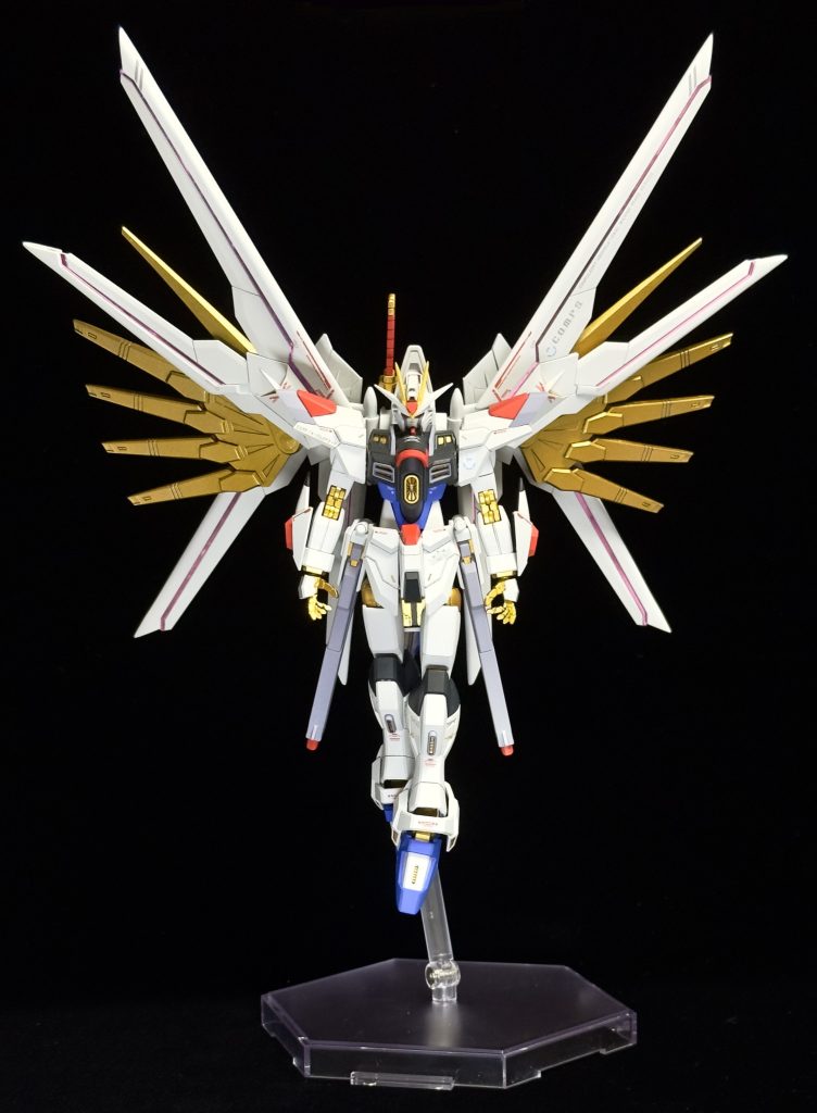 ドゥンドゥン.....ドゥンドゥン.....(ミーティアのイントロが流れる)プラウドディフェンダーと本体の金色は劇中だと違う色だったので、そちらを再現しようとしたのですが、色々な金を試そうにも塗料にかける予算がオーバーしてきたのでお気に入りだったスターブライトゴールドを黒の下地の上から濃淡を変えて塗っています。それでも目指した発色、質感は達成できたので概ね満足しています。写真も未加工ですがいい煌きが出てます。またこのポーズをとらせてスタンドを使う為にリアスカートに3mm穴を開けています。