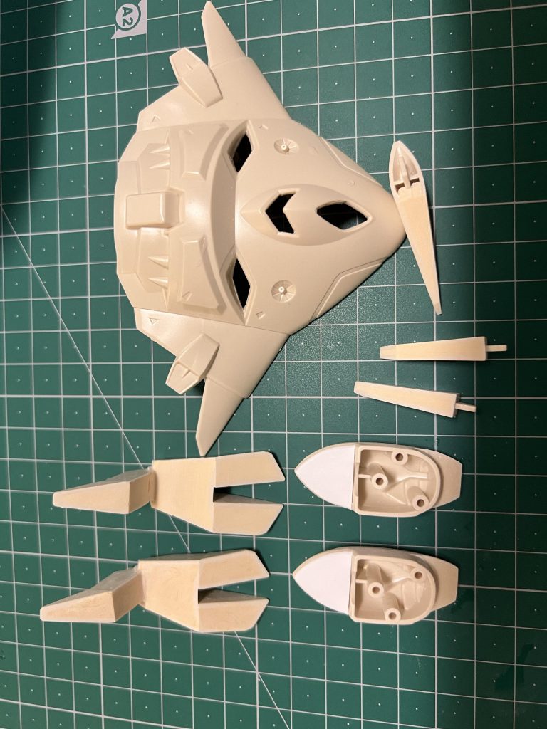 成形の肉抜き穴はパテとプラ板で埋めました。