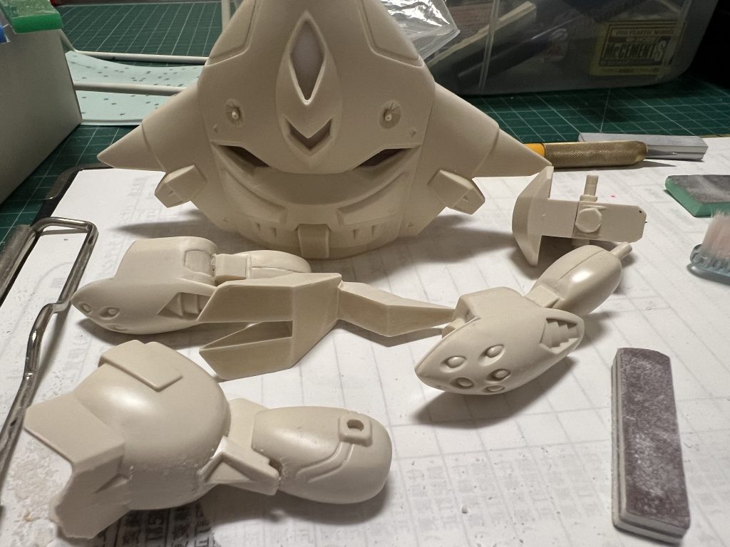 合わせ目消し。見事なモナカキットでした。