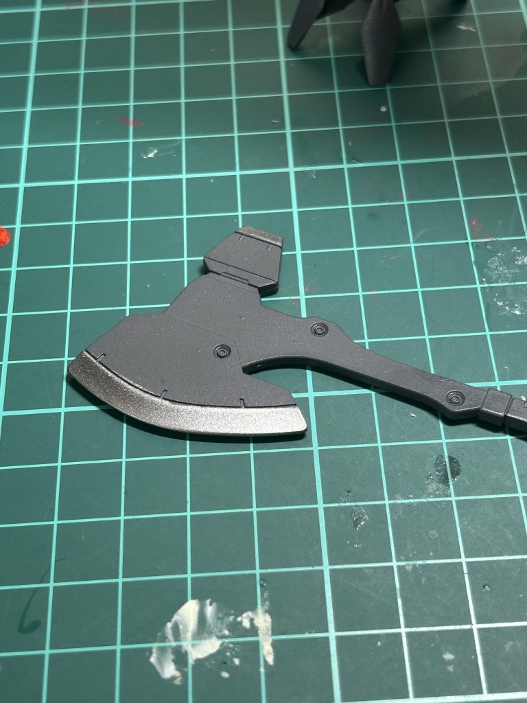 アックスの刃の部分は黒下地にシルバーちょっとはみ出してる