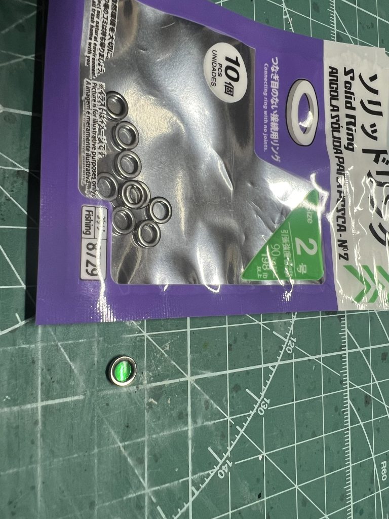 モノアイはダイソーの釣具コーナーで偶然見つけた金属リングにレジンを流し込み作成。蛍光グリーンを塗りました。