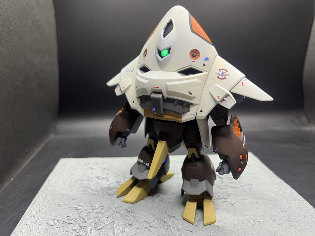 モノアイの穴2箇所と胸のダクト部は奥行きを出すために肉抜きして裏から黒塗りのプラ板を貼っています。手はビルドハンズの握り拳に替えています。足の部分に機体番号を表示しています。UMF-4A