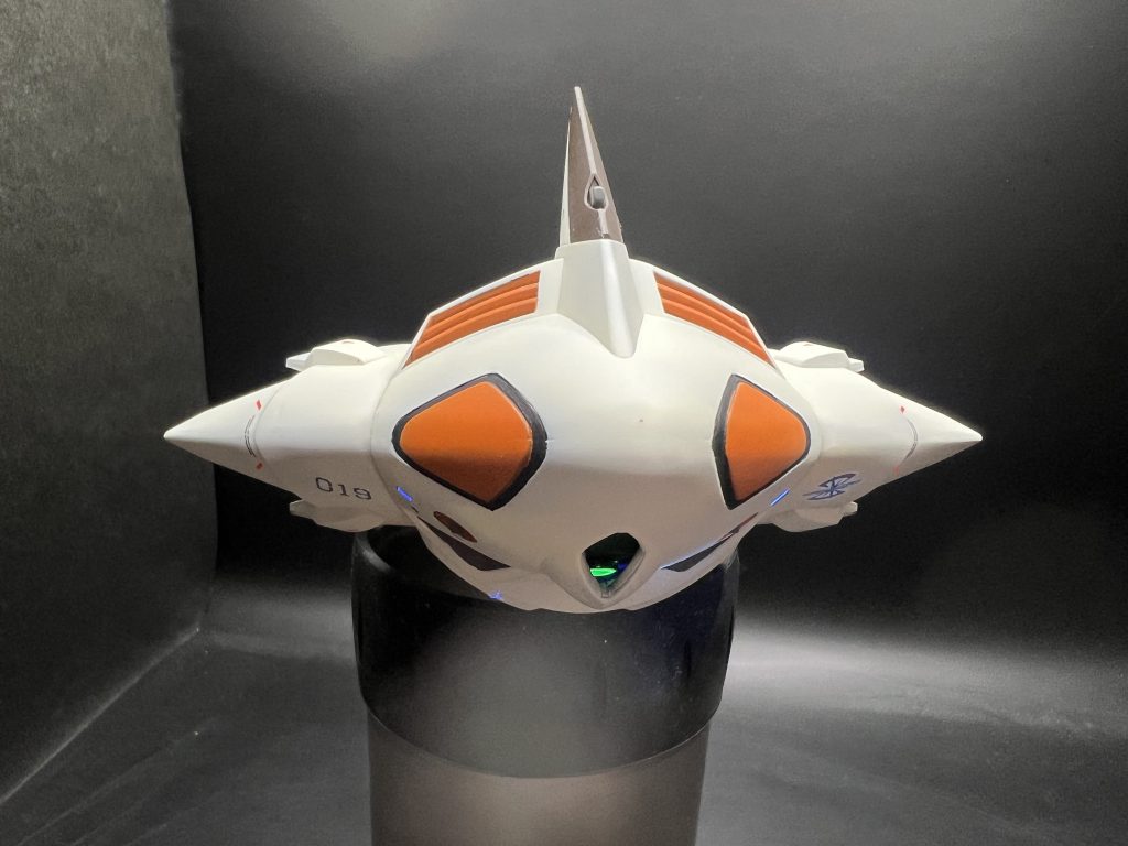 モノアイはレジンで自作し、蛍光グリーンで発光するようにしています。肉抜きするとこにより、水中巡行姿勢でもモノアイが覗くようになりました。