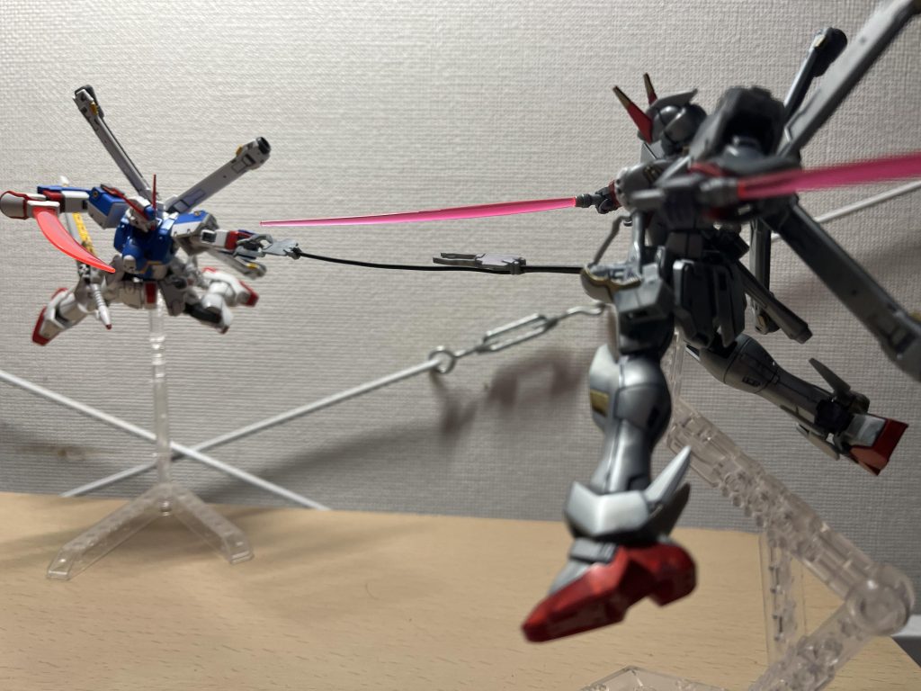 U.C.150年代には一般機もビームシールドをもってるのを見るに、クロボンの腕部はIフィールドよりもビームシールドの方が良さげですね。実体武器が飛んでくるこんな感じだとIフィールドは役に立ちませんし!